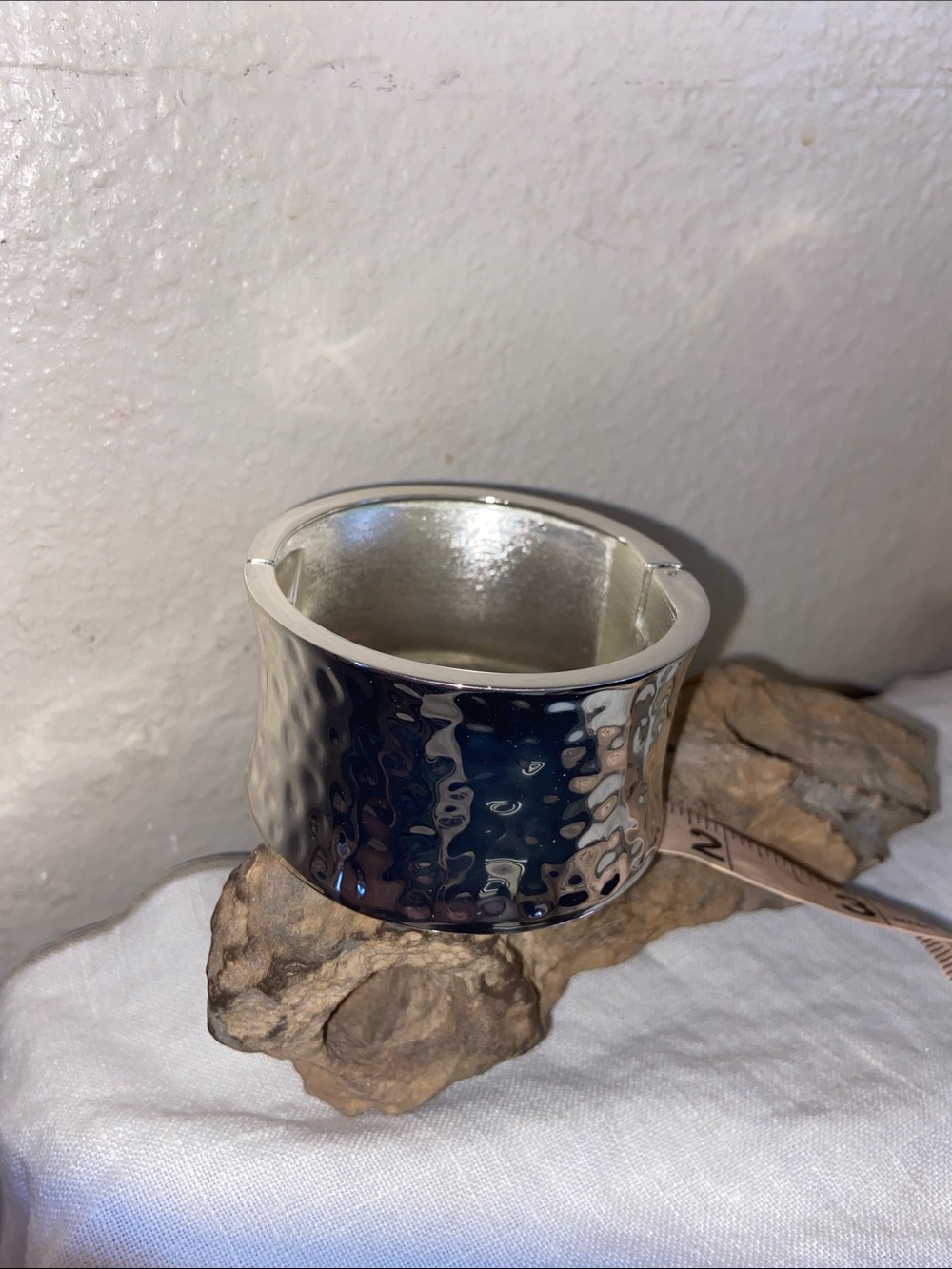 Vintage ROBERT LEE MORRIS SOHO Polished Silver Hammered Metal Hinge Bracelet